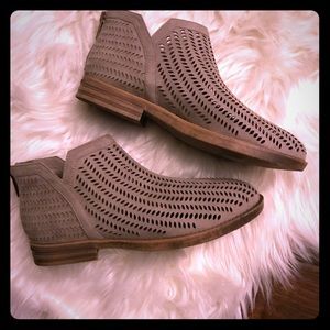 Reaction by Kenneth Cole booties